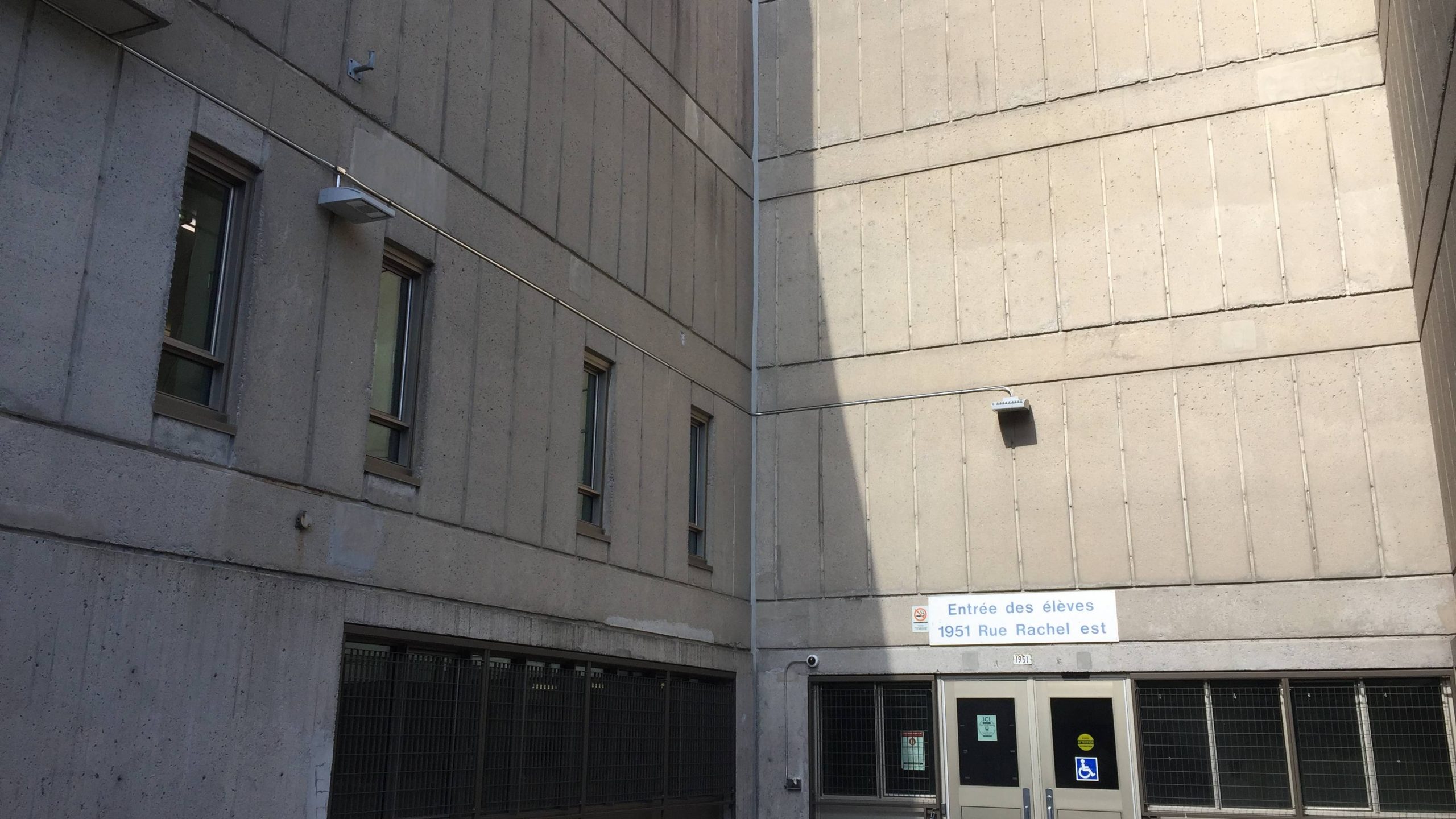 
                    Un exemple parmi d'autres: grands murs de béton aveugles ou percés de  minuscules fenêtres à  l'école secondaire Jeanne-Mance, à Montréal.